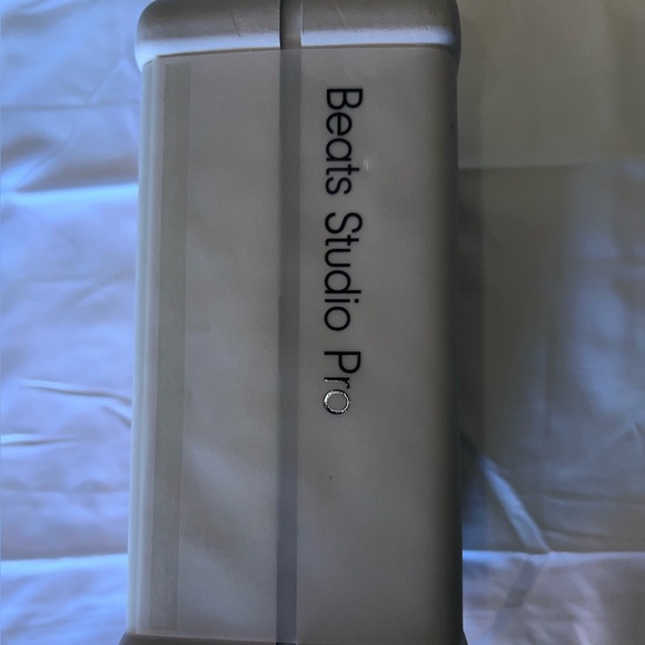 Beats Studio Pro NWT Sandstone - Picture 2 of 8